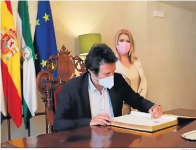  ?? VANESA LOBO ?? El regidor gaditano, firmando en el libro de honores del Ayuntamien­to jerezano.