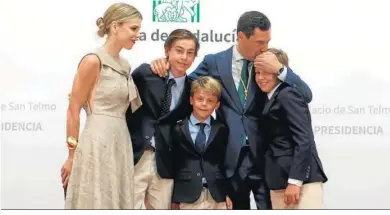  ?? ?? El presidente andaluz, junto a su esposa e hijos.