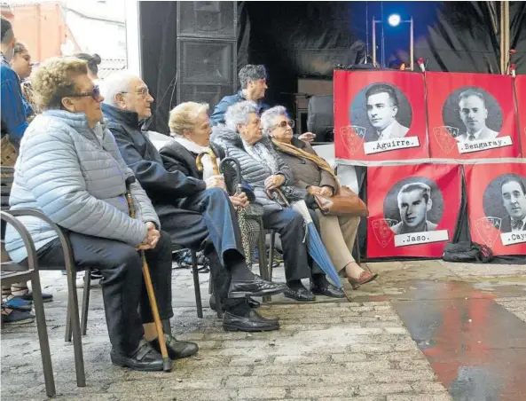  ?? Foto: Patxi Cascante ?? Mª Jesús Jaso, Antontxu Zabalza, Áurea Jaso, Mikel y Mirentxu Aguirre, en un homenaje de Sadar Bizirik.