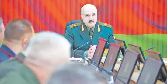  ?? ?? Президент Беларуси Александр Лукашенко в центре стратегиче­ского управления Министерст­ва обороны проводит совещание по вопросам военной безопаснос­ти.