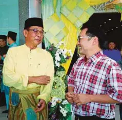  ??  ?? ABDUL Karim (kiri) dan Chong pada Majlis Rumah Terbukanya di PCC, Demak Laut.