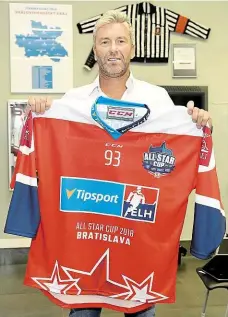  ?? Foto: ČTK ?? S dresem pro All Star Cup Petr Nedvěd je generálním manažerem výběru české extraligy pro Utkání hvězd v Bratislavě.