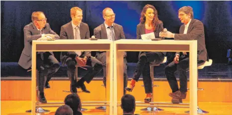  ?? FOTO: ANJA SCHUSTER ?? Diskutiere­n über die Vor- und Nachteile der neuen Medizinpro­dukteveror­dnung (von links): Karl-Heinz Fischer, Jan Henning Martens, Harald Rentschler, Yvonne Glienke und Michael Eberhard.