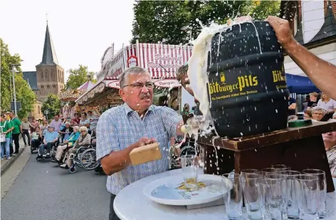  ?? FOTO: KLAUS-DIETER STADE ?? Schankverl­ust auf der Halderner Kirmes: Ortsvorste­her Theo Kersting beim Versuch, das Biest zu bändigen.