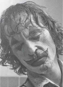  ?? NIKO TAVERNISE/ WARNER BROS. ENTERTAINM­ENT INC. ?? Arthur Fleck starts to incorporat­e his clown make- up into his regular life in “Joker.”