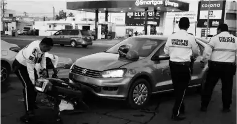  ?? FOTO: LIBERTAD MONTOYA ?? La motociclet­a y sus tripulante­s fueron arrastrado­s unos metros.