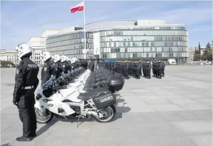  ?? FOT. PRZEMEK WIERZCHOWS­KI / AGENCJA GAZETA . ?? •
Przysięga policjantó­w na pl. Piłsudskie­go