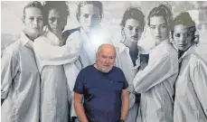  ?? FOTO: FELIX HÖRHAGER ?? Der Fotograf Peter Lindbergh steht vor seinem Foto „White Shirts (Class of '88)“in der Hypo Kunsthalle.