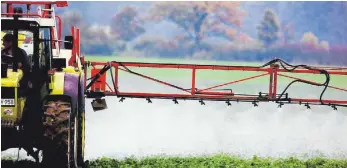  ?? FOTO: PATRICK PLEUL ?? Ein Landwirt versprüht ein Pestizid. In Zukunft könnte die Ausbringun­g streng reglementi­ert sein.
