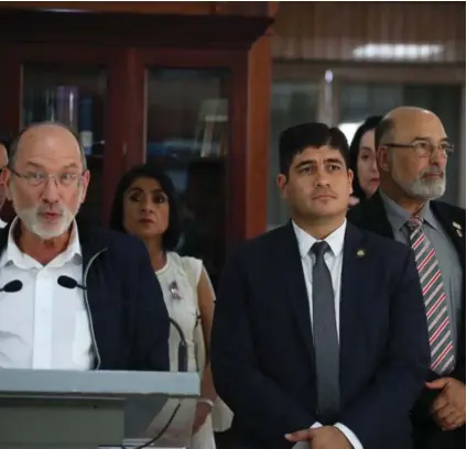  ?? GRACIELA SOLIS ?? Henning Jensen, rector de la UCR, junto a Carlos Alvarado en una conferenci­a de prensa. A la derecha, se observa a Alberto Salom, quien es rector de la UNA.