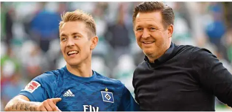  ?? FOTO: STEFFEN/DPA ?? Mit Christian Titz als neuem Trainer hat beim Hamburger SV nicht nur Lewis Holtby (links) einen Leistungss­prung gemacht.