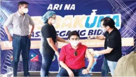  ?? (Bacolod City PIO photo) ?? Mayor Evelio Leonardia receives his first dose of the AstraZenec­a COVID-19 vaccine on Saturday, April 17. The mayor is expected to receive his second dose eight weeks from now.