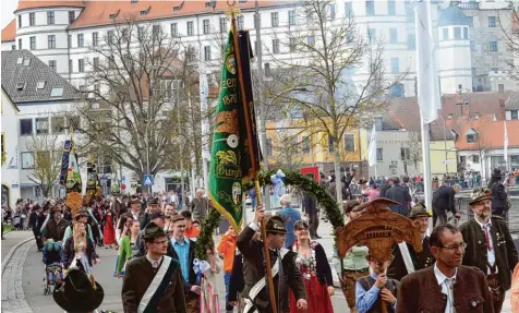  ?? Fotos: Xaver Habermeier ?? Ein Bild, das gestern Neuburg dominierte: Knapp 1000 Schützen zogen beim Festumzug durch die Stadt.