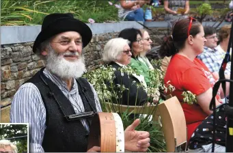  ??  ?? ABOVE: Storytelle­r and musician Jim Maher entertaini­ng the large crowd at Spraoi Chiarraí at Killarney House on Saturday.