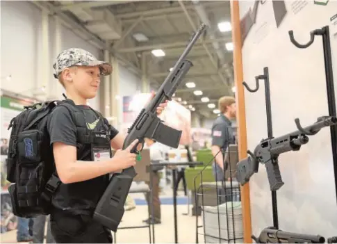  ?? // AFP ?? Un niño mira un fusil durante una feria de la Asociación Nacional del Rifle en Texas