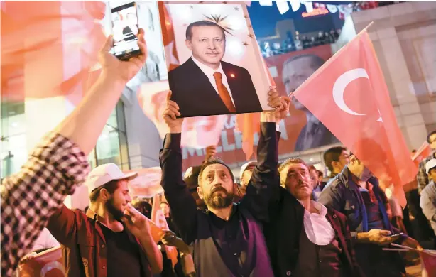  ??  ?? Des partisans du président Recep Tayyip Erdogan manifestai­ent en faveur du oui devant le siège de L’AKP, le parti du chef d’état, à Istanbul.