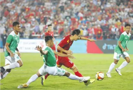  ?? VNA/VNS Photo ?? CLASS IS PERMANENT: Đỗ Hùng Dũng (red) with a classy finish was instrument­al in cementing Việt Nam's win over group rivals Indonesia.