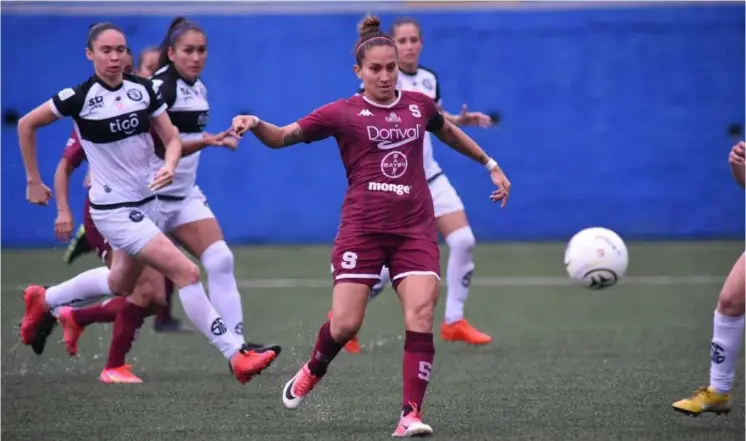  ?? CoRTesÍA sAPRissA ?? Carolina Venegas anotó el gol de Saprissa, pero poco antes del pitazo final, Sporting encontró el empate.