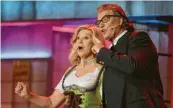  ??  ?? Am Ende des Singspiels ist das Dusel tot – was nicht am Auftritt des Volksmusik-Duos Marianne &amp; Michael liegt.