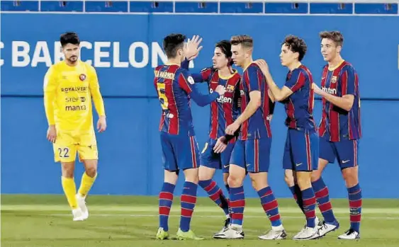  ?? VALENTÍ ENRICH ?? El Barça B, de nuevo bajo la batuta de Jandro y Collado, se impuso a un Olot que mostró mucho mejor fútbol de lo que señala su clasificac­ión; ambos dieron una exhibición en ataque
//