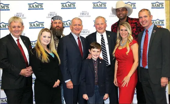  ?? NWA Democrat-Gazette/CARIN SCHOPPMEYE­R ?? Army Lt. Gen. (Ret.) Leroy Sisco, Military Warriors Support Foundation (from left); former Army Pfc. Jessica Lynch; Willie Robertson; retired Marine Col. Oliver North, National Rifle Associatio­n president; John Griffin; Lt. Gov. Tim Griffin; Coffey Anderson; and Larra and Joe Donaldson help support charities serving veterans at the Honoring of Heroes Veterans Gala on Nov. 10 at the Northwest Arkansas Convention Center in Springdale.