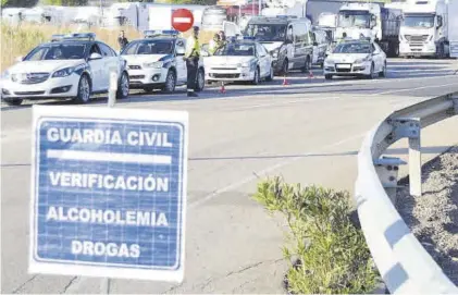  ?? EL PERIÓDICO ?? Vehículos de la Guardia Civil detenidos en un control de alcoholemi­a.