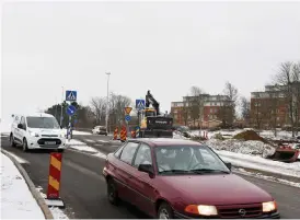  ??  ?? SÖDRA VÄGEN. Ett rondellbyg­ge har orsakat snurr i trafiken på grund av avstängda vägar.