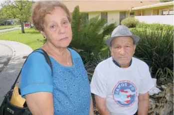  ?? ROXANA DE LA RIVA / LA PRENSA ?? María Rivera, de 69 años, y su esposo Carmelo Almena han vivido por meses en un hotel de Kissimmee. Actualment­e buscan vivienda permanente.