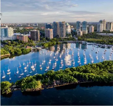  ?? ?? In Coconut Grove zeigt Miami seine ruhige Seite mit schaukelnd­en Bötchen im Hafen und grün überwachse­nen Straßen. Die großen Hähne sind die Maskottche­n im kubanische­n Viertel Little Havana (links).