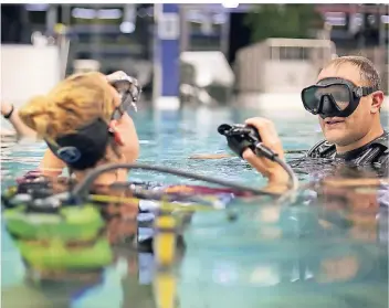  ?? RP-FOTO: ACHIM BLAZY ?? Tauchlehre­r und Erster Vorsitzend­er Gunnar Brücken übt mit Tauchschül­erin Carolin Witeczek in der Wasserwelt.