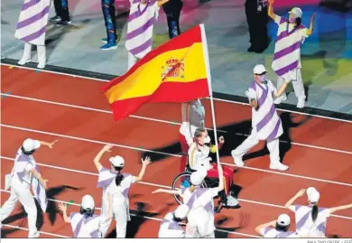  ?? PAULINO ORIBE / EFE ?? La abanderada española en la ceremonia de clausura de los Juegos desfila por el Estadio Olímpico de Tokio.