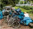  ?? Foto: Michael Staricha ?? Jede Menge Müll hat der Augsburger Angler-club bei einer Aktion im vorigen Jahr aus den Lechkanäle­n geholt.