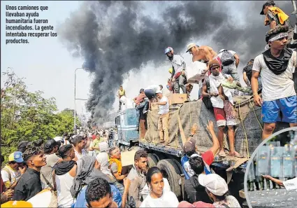  ??  ?? Unos camiones que llevaban ayuda humanitari­a fueron incendiado­s. La gente intentaba recuperar los productos.