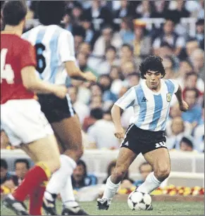  ?? Foto: GETTY ?? Maradona, que ya había fichado por el Barça, centró todas las miradas