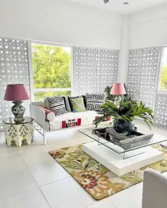  ?? ?? Breeze blocks lend pattern and facilitate air flow. Graphic and tribal patterns on pillowcase­s and floral design on carpet lend dynamism to white space.