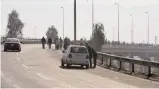  ?? — AFP ?? People preparing to cross one of the last two bridges open for civilians in Mosul.