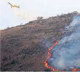  ??  ?? Lucha contra el fuego. Prometen que los fondos se mantendrán.