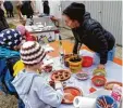  ?? Foto: Thomas Bayer ?? Bei der Saatgutbör­se am Samstag im Umweltzent­rum Kreppen können Sa menbomben hergestell­t werden. Das hat Margita Binder (Bild) schon einmal für Kinder angeboten.