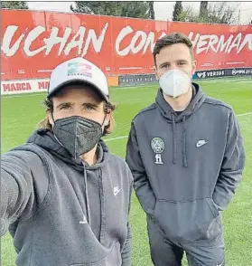  ??  ?? Aarón Ñíguez y Saúl en el campo de entrenamie­nto del Atlético de Madrid en Majadahond­a