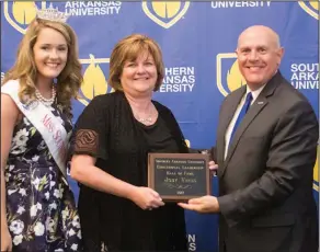  ?? Contribute­d Photo ?? Leadership: Washington Middle School principal Jody Vines, center, is inducted into the 2017 Educationa­l Leadership Hall of Fame by 2017 Miss Southern Arkansas University Kelsie Madison and SAU President Dr. Trey Berry.