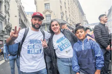  ?? ?? Agustina, Nicolás y su hijo Noa, de Moreno.