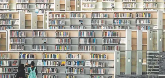  ?? // AFP ?? Dos mujeres en la Biblioteca Nacional de Qatar, en Doha