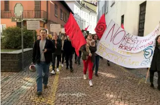  ??  ?? La protesta, ieri a Bellinzona