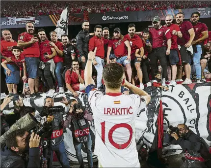  ?? FOTO: GETTY ?? Rakitic dio las gracias a la afición del Sevilla por su gran apoyo en la vuelta de las semifinale­s de la Europa League ante la Juve