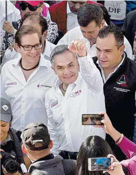  ??  ?? El jefe de Gobierno durante un recorrido en la CdMx.