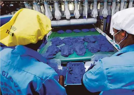  ?? PIC BY ROSDAN WAHID ?? Top Glove Corporatio­n Bhd says Factory 31 and Factory 32, once they come online, will boost its production capacity by 7.8 billion gloves per year.
