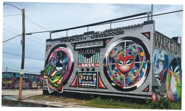  ??  ?? Funky: Miami is known for street art and murals. Inset: Our Linda blends into the scene