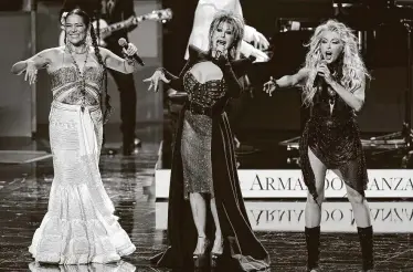  ?? Marta Lavandier / AP ?? Lila Downs, Alejandra Guzmán y Yuri, de izq. a der., rinden homenaje al difunto Armando Manzanero durante la ceremonia del Premio Lo Nuestro, el jueves 18 de febrero en el AmericanAi­rlines Arena de Miami.