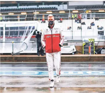  ?? FOTO: FIRO SPORTPHOTO ?? Spaziergan­g im Regen statt symbolträc­htige Runden im Formel-1-Boliden: Mick Schumacher hatte sich den Freitag am Nürburgrin­g wahrlich anders vorgestell­t.