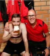  ?? FOTO TOM GOYVAERTS ?? Feest bij Kenny Wauters en coach Dirk Thijs na de promotie van Nielse naar derde provincial­e.